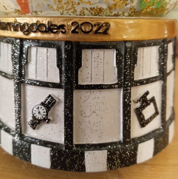 Bloomingdale's Musical Christmas Snow Globe plays to the tune "Jingle Bells" - Picture 7 of 9